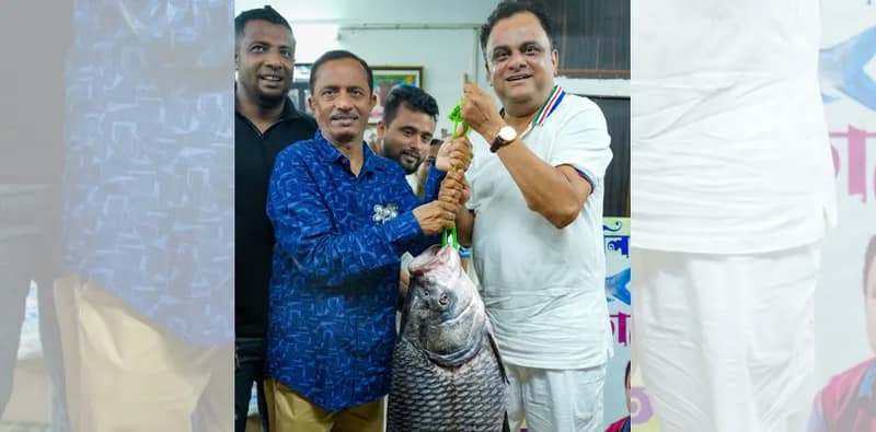 মাছ নিয়ে শেষ বেলার প্রচারে দমদমের তৃণমূল প্রার্থী ব্রাত্য বসু