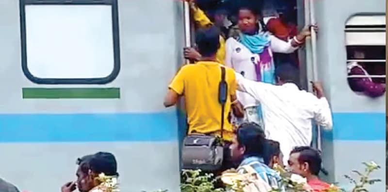 ফেরার জন্য টিকিট মিলছে না, ব্যাপক ভিড় ট্রেনে, সমস্যায় জেলার পরি‌যায়ী শ্রমিকরা