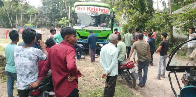 ভোট দিয়ে পাঁচটি বাসে বেঙ্গালুরু রওনা ১৫০ শ্রমিকের, পরিবারকে রেখে যেতে চোখে জল