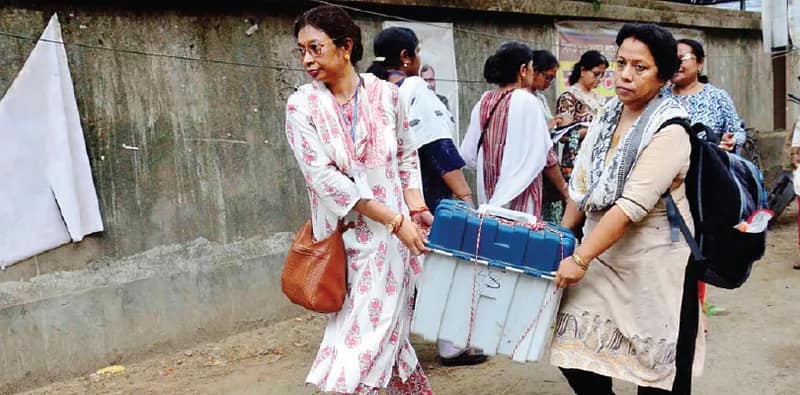 ভোট যন্ত্রের বাক্সের হাতল ভাঙা, বইতে কালঘাম ছুটল ভোটকর্মীদের