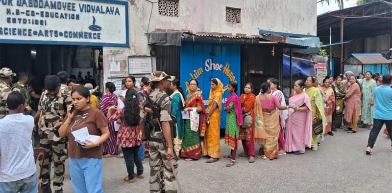 শিবপুর যশোদাময়ী বিদ্যালয়ের সামনে ভোটারদের দীর্ঘ লাইন