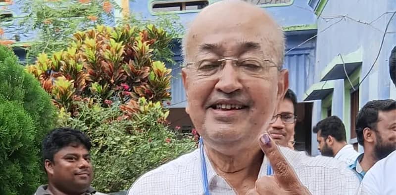 কাটোয়ায় ১৩৩ নম্বর বুথে ভোটাধিকার প্রয়োগ করলেন তৃণমূল প্রার্থী রবীন্দ্রনাথ চট্টোপাধ্যায়