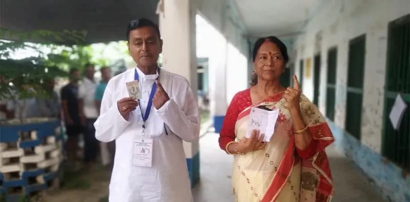 ভোট দিলেন  পূর্বস্থলী দক্ষিণ বিধানসভার তৃণমূল কংগ্রেস প্রার্থী তথা বিদায়ী মন্ত্রী স্বপন দেবনাথ