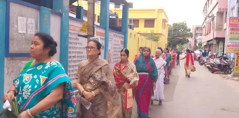 বর্ধমানের হরিজন বালিকা বিদ্যালয়ের সামনে মহিলা ভোটারদের লম্বা লাইন