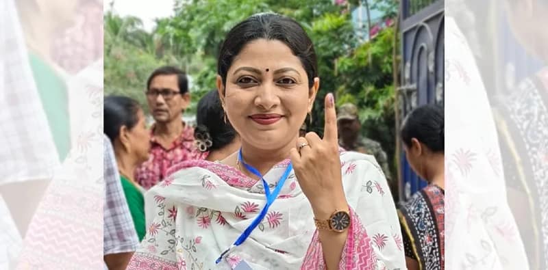কালীগঞ্জের মীরা গার্লস হাই স্কুলে নিজের 29 নম্বর বুথে ভোট দিলেন তৃণমূল প্রার্থী আলিফা আহমেদ‌‌‌