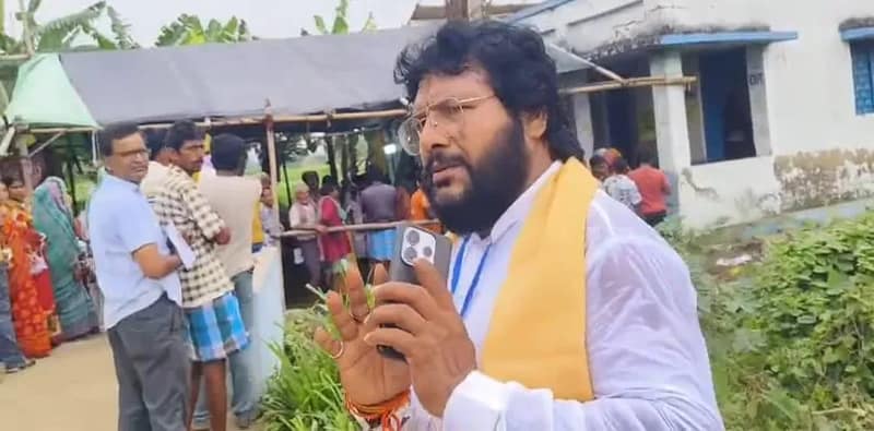 কেতুগ্রামে সুজাপুরে ২২৪ নম্বর বুথে লাইনে দাঁড়িয়ে থাকা ভোটারদের প্রভাবিত করার অভিযোগ বিজেপি প্রার্থী অনাদি ঘোষের বিরুদ্ধে