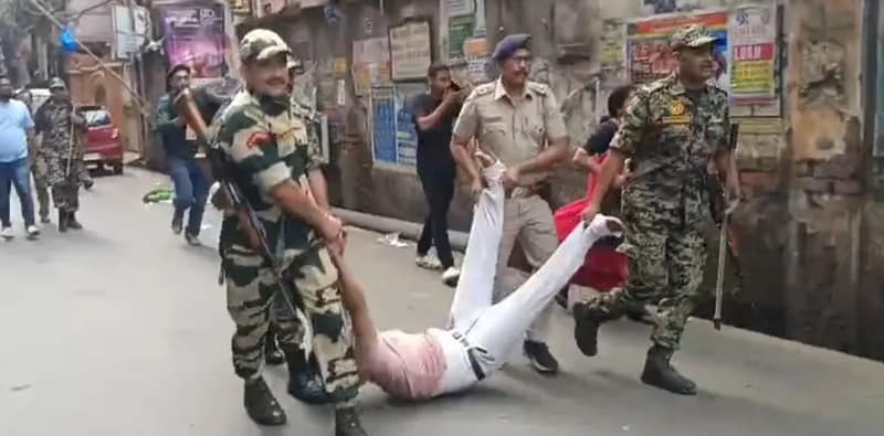 ইভিএম খারাপ, ক্ষুব্ধ ভোটাররা, চলল কেন্দ্রীয় বাহিনীর লাঠিচার্জ