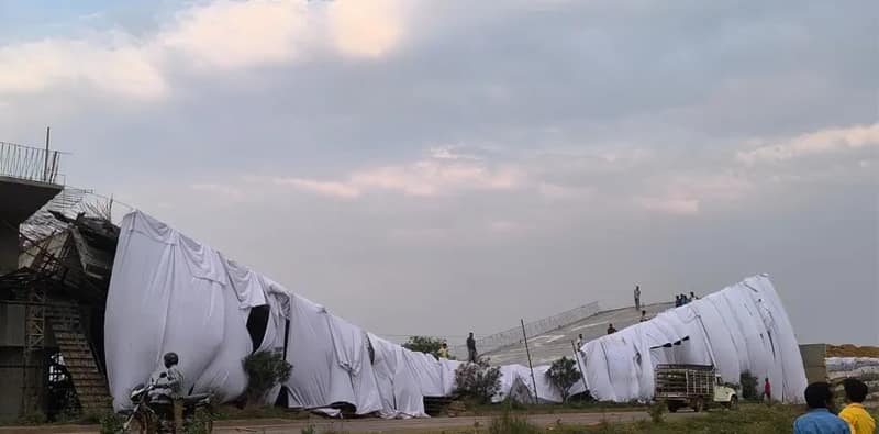 ঝাড়গ্রামের গুপ্তমনি এলাকায় জাতীয় সড়কের উপর  ভেঙে পড়ল নির্মীয়মান ব্রীজের একাংশ