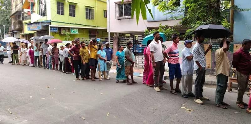 বৃষ্টি উপেক্ষা করে ভোটদানের লম্বা লাইন পাটুলিতে