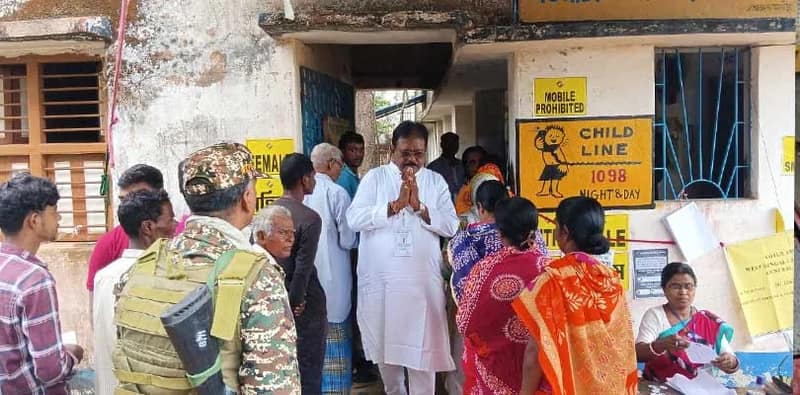 গোঘাটের তৃণমূল প্রার্থী নির্মল মাজির অভিযোগ বহিরাগত নিয়ে এসে ভোটারদেরকে প্রভাবিত করার চেষ্টা কতরছে বিজেপি