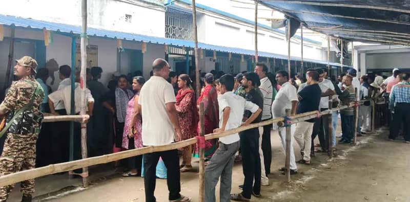 কাঁচড়াপাড়া মানাধারি হাই স্কুলে ভোটারদের লম্বা লাইন, ধীর গতিতে ভোট গ্রহণের অভিযোগ