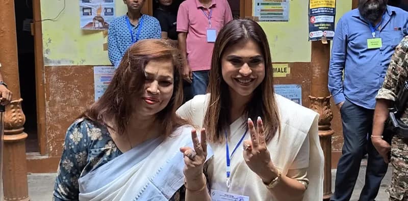 ভোট দিলেন মানিকতলার তৃণমূল কংগ্রেস প্রার্থী শ্রেয়া পান্ডে