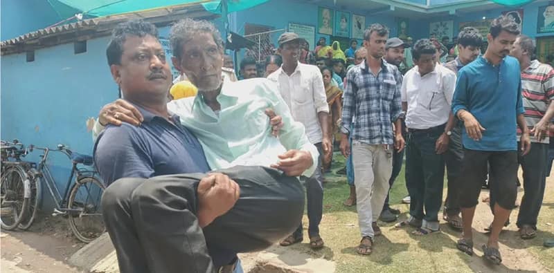 আমতা বিধানসভার ঘরদুবড়া মণিমোহন প্রাথমিক বিদ্যালয়ের ৭ নং বুথে দীর্ঘক্ষণ ভোট বন্ধের অভিযোগ, অসুস্থ এক বৃদ্ধ ভোটার