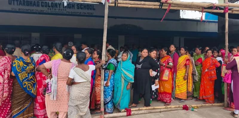 বারুইপুর পূর্বে বেগমপুর ২০০ কলোনী ৫৭ নম্বর বুথে ইভিএম বিভ্রাট, খারাপ মেশিন পাঠানোর অভিযোগ তুললেন তৃণমূল প্রার্থী বিভাস সর্দার