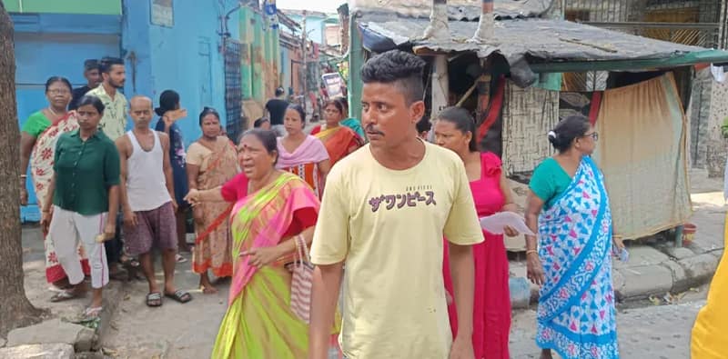 গোবিন্দ ঘোষাল রোডে কেন্দ্রীয় বাহিনীর বিরুদ্ধে রাস্তায় বিক্ষোভ দেখাচ্ছেন মহিলারা