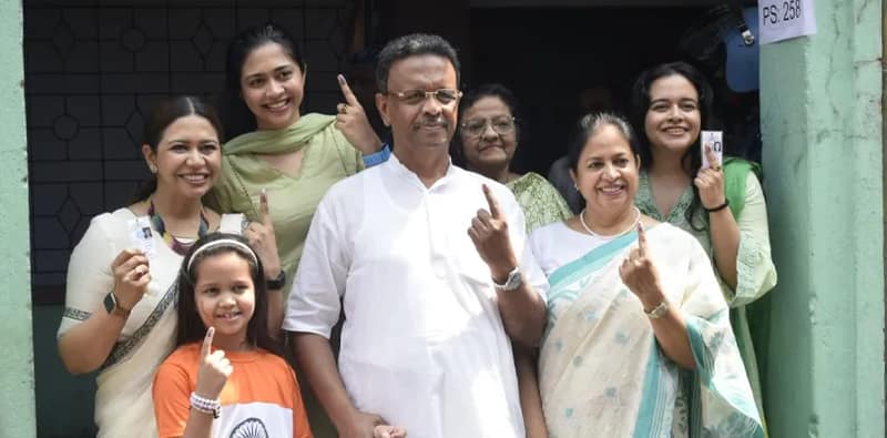 চেতলা গার্লসে ভোট দিলেন মেয়র ফিরহাদ হাকিম