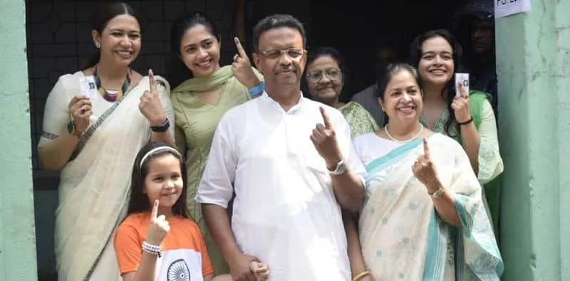 চেতলা গার্লস স্কুলে সপরিবারে ভোট দিলেন মেয়র ফিরহাদ হাকিম