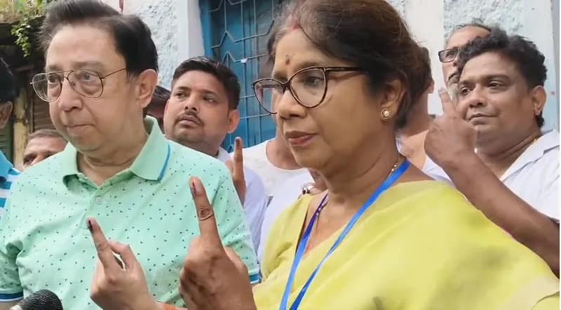 সপরিবারে ভোট দিলেন মন্ত্রী শশী পাঁজা