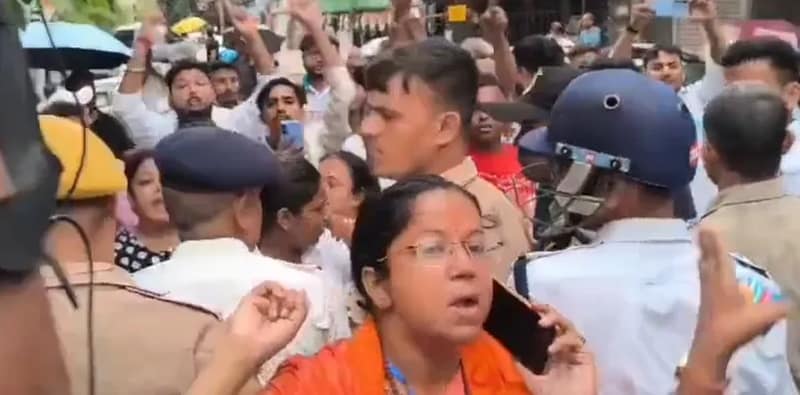 শ্যামপুকুরের বিজেপি প্রার্থী পূর্ণিমা চক্রবর্তীকে চোর স্লোগান দিয়ে বিক্ষোভ স্থানীয় বাসিন্দাদের