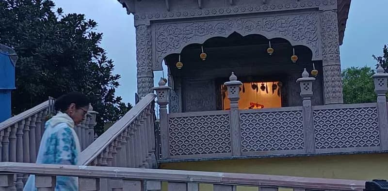 বগলাদেবী মন্দিরে পুজো দিয়ে মমতা বন্দ্যোপাধ্যায়ের দাবি ২০০ পার করবে তৃণমূল