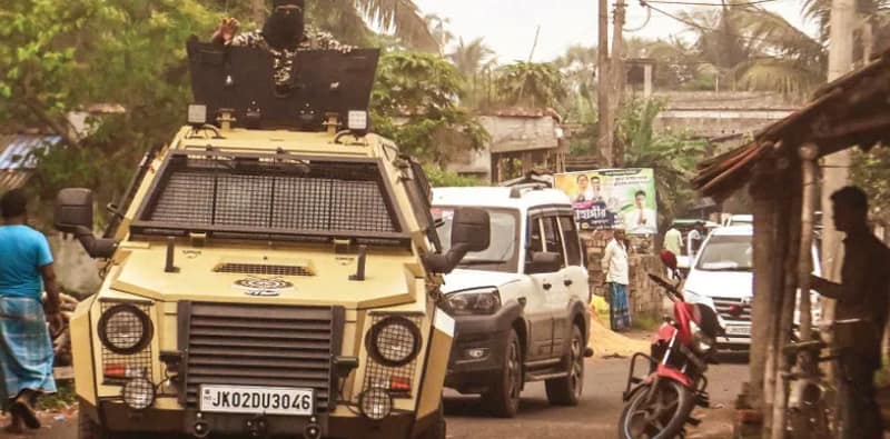 ভয় ভাঙানোর সাঁজোয়া গাড়ি নিয়েই ‘আতঙ্ক’ ভোটার-মনে