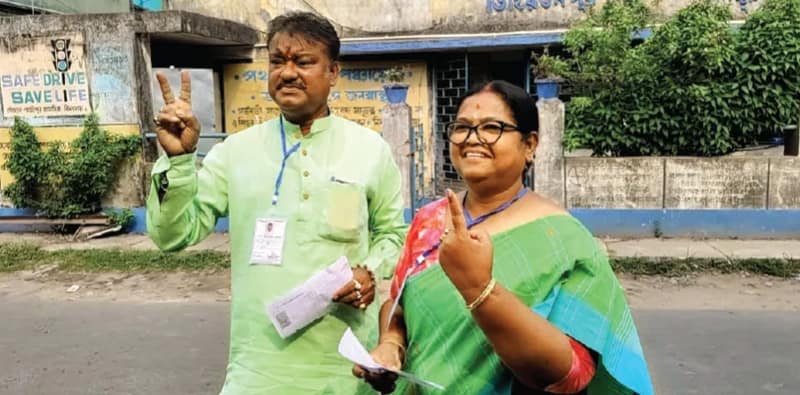 প্রার্থীরা দিনভর চরকিপাক খেলেন কেন্দ্রে, নীরবে ভোট করাল ঘাসফুল
