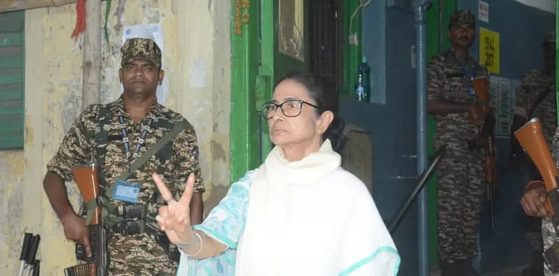 ‘উড়িয়ে জিতব’ গেরুয়া ‘গুন্ডামি’র পরও প্রত্যয়ী মমতা