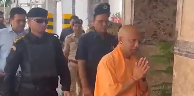 লখনউ বিধানসভায় পৌঁছলেন উত্তর প্রদেশের মুখ্যমন্ত্রী যোগী আদিত্যনাথ