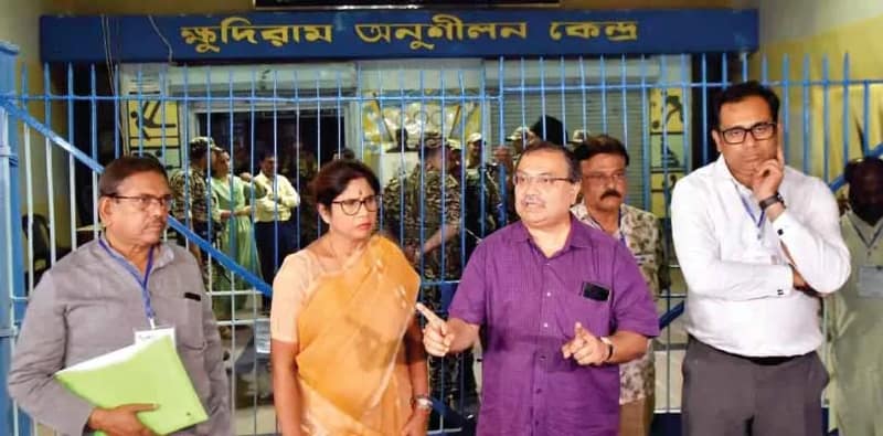 ভোট ‘অক্ষত’ রাখতে কড়া পাহারা তৃণমূলের, সব স্ট্রংরুমে কেন্দ্রীয় বাহিনীর নজরদারি