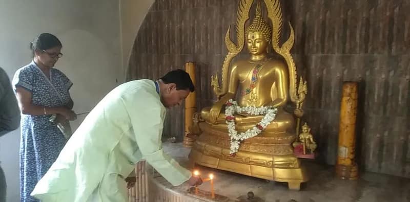 ভোটের ব্যস্ততার মধ্যেও বৌদ্ধ পূর্ণিমা উপলক্ষে কালনা শহরে বৌদ্ধমঠে শ্রদ্ধা জানালেন বিদায়ী মন্ত্রী স্বপন দেবনাথ