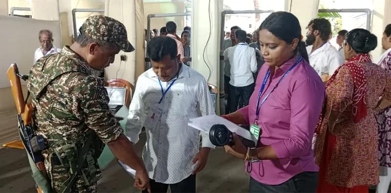 নেতাজি ইন্ডোর স্টেডিয়ামে নিরাপত্তারক্ষীদের বিরুদ্ধে অতিসক্রিয়তার অভিযোগ