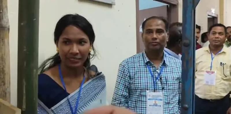 গণনাকেন্দ্রে রাজগঞ্জের তৃণমূল প্রার্থী স্বপ্না বর্মন