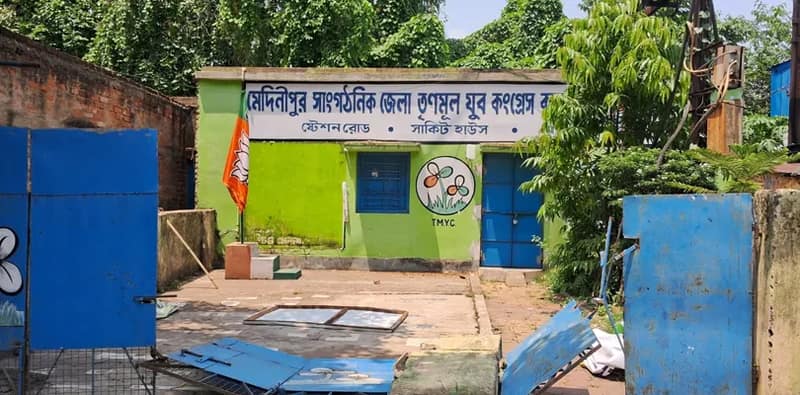 মেদিনীপুর শহরের যুব তৃণমূলের সাংগঠনিক কার্যালয়ে ভাঙচুর করে টাঙ্গিয়ে দেওয়া হল বিজেপির পতাকা