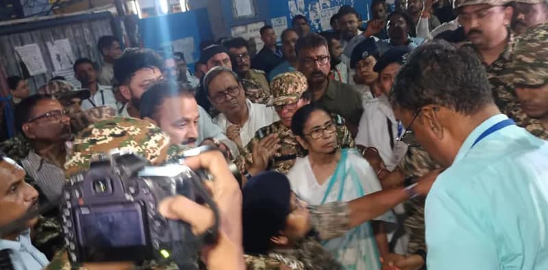 নির্বাচন কমিশন বিজেপির সঙ্গে হাত মিলিয়ে আমাদের হারিয়ে দিয়েছে, কিন্তু আবার আমরা ক্ষমতায় ফিরে আসবই : মমতা