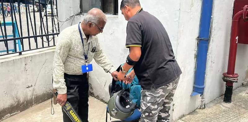 নবান্নে প্রবেশের সময় কর্মীদের নজিরবিহীন তল্লাশি চালান হচ্ছে