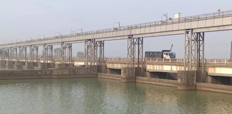 সিউড়ির তিলপাড়া ব্যারেজের মেরামতির জন্য ৭ মে থেকে ৫ জুন পর্যন্ত সেতুর ওপর দিয়ে যাবতীয় যান চলাচল বন্ধ রাখার নির্দেশ