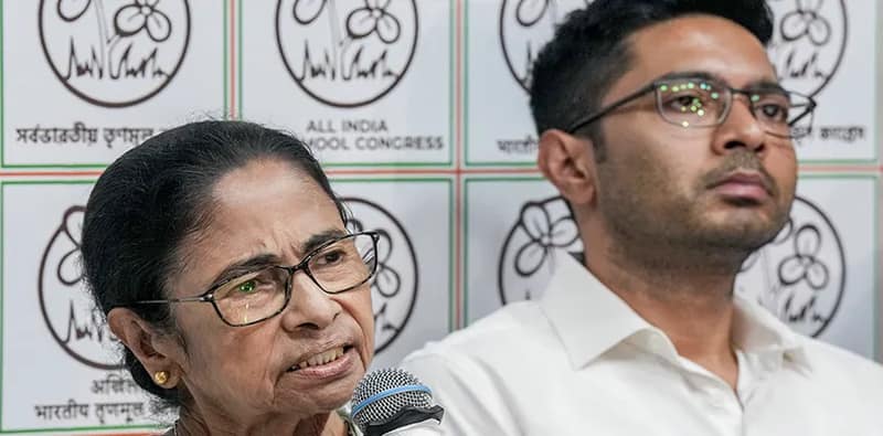 পদ ছাড়বেন না মমতা, সাংবিধানিক সংকট রাজ্যে