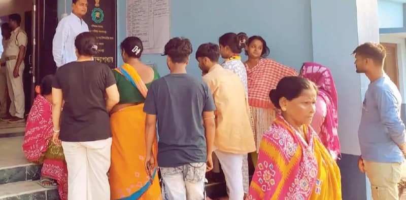 তৃণমূল কর্মীর ঝুলন্ত দেহ উদ্ধারে চাঞ্চল্য, ফল ঘোষণার পর বাড়ি ও দোকানে হামলা বিজেপির