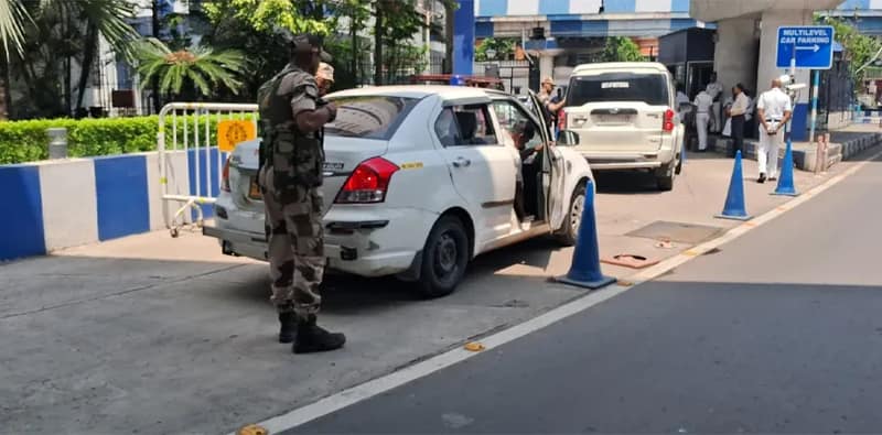 নবান্নে ঢোকার মুখে গাড়ি পরীক্ষা করছে কেন্দ্রীয়বাহিনীর কর্মীরা, আঁটোসাঁটো নিরাপত্তা