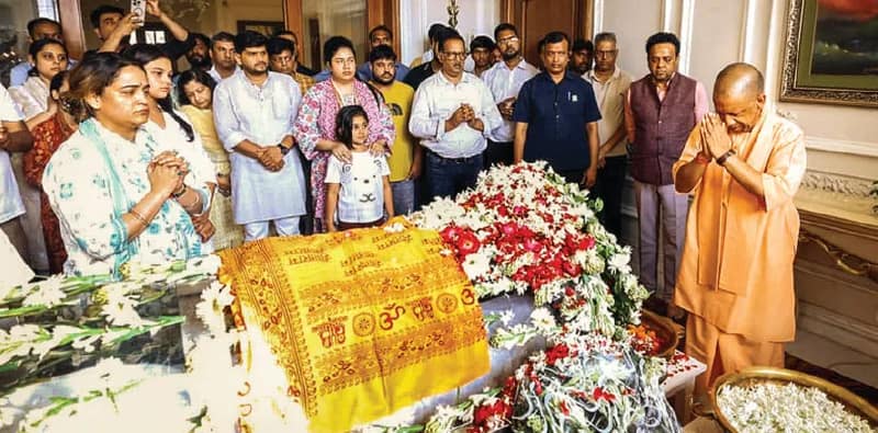 প্রয়াত অখিলেশের সৎভাই