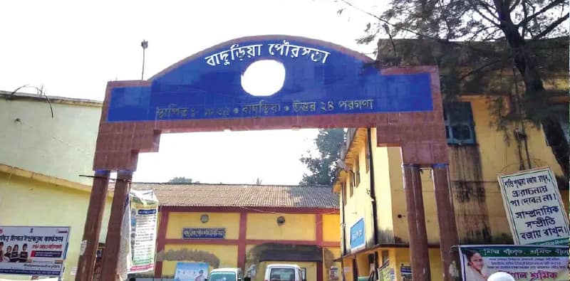 নিয়োগ বিতর্ক, তিনদিন পর  পুরসভায় এলেন চেয়ারম্যান
