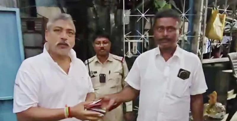 বারাসতে টাকা ভরতি ব্যাগ  ফিরিয়ে দিলেন গাড়িচালক