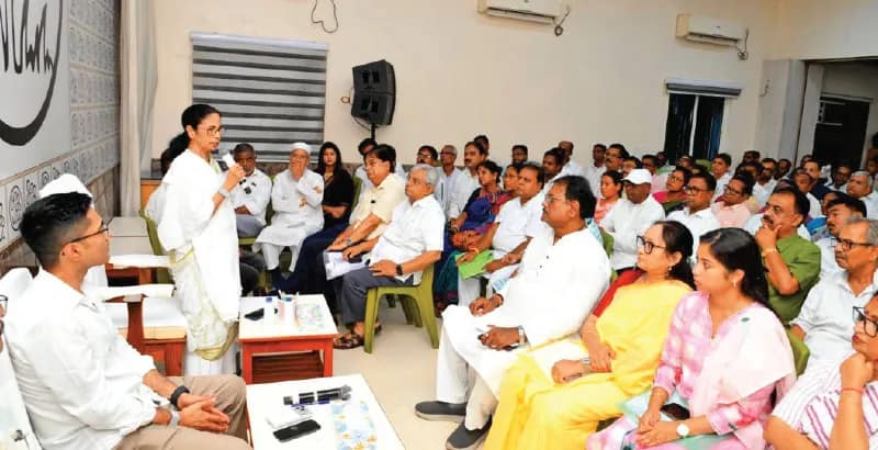 খাঁটি সোনার মতো সৈনিক নিয়েই দল সাজাব, বৈঠকে বার্তা মমতার, ‘যাঁরা তৃণমূল ছাড়তে চান, তাঁদের আটকে রাখব না’