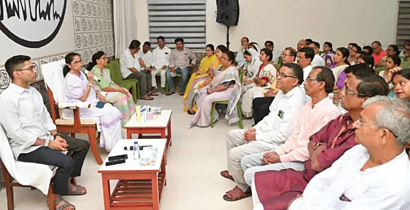 ‘এত অত্যাচারেও আমি ভেঙে পড়িনি, আপনারা কেন ভেঙে পড়ছেন?’ আঘাতের চিহ্ন দেখিয়ে কর্মীদের বার্তা মমতার