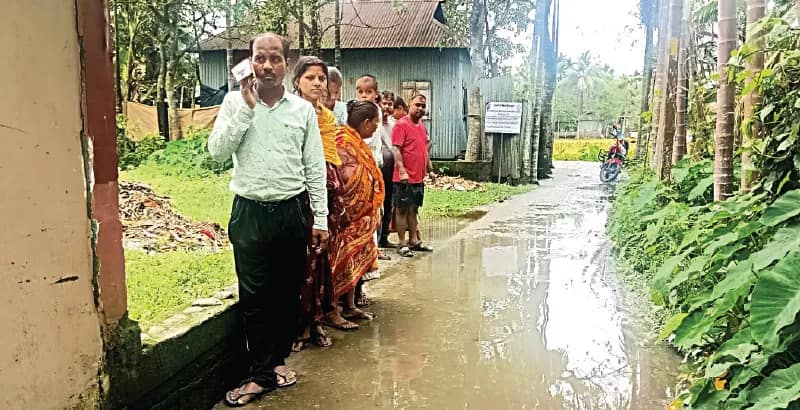 ‘পঞ্চায়েত চলত কৃষ্ণর কথায়’, অন্ধকারে প্রধান-উপপ্রধান, পাড়ায় সমাধানের বোর্ড লাগানো থাকলেও হয়নি রাস্তা-নালা, আন্দোলনে বাসিন্দারা