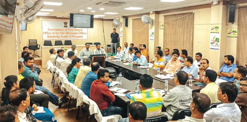 কাকদ্বীপে প্রশাসনিক বৈঠক, দ্রুত বিপজ্জনক বাঁধ মেরামতির নির্দেশ