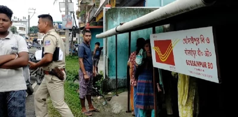 আধারের সঙ্গে ফোন নম্বর লিংক করতে ভিড়, গোঁসাইপুর পোস্ট অফিসে ভাঙচুর