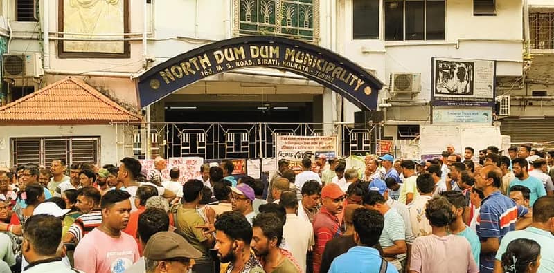 উত্তর দমদম: বকেয়া বেতন সহ একাধিক দাবিতে পুরসভার গেটে তালা দিয়ে বিক্ষোভ অস্থায়ী কর্মীদের