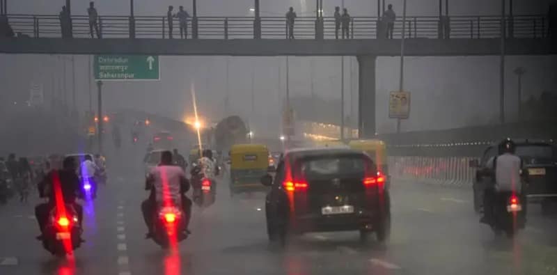 আগামী কয়েক ঘণ্টার মধ্যে কলকাতা ও দুই ২৪ পরগনায় বিক্ষিপ্তভাবে ঝড়-বৃষ্টির পূর্বাভাস