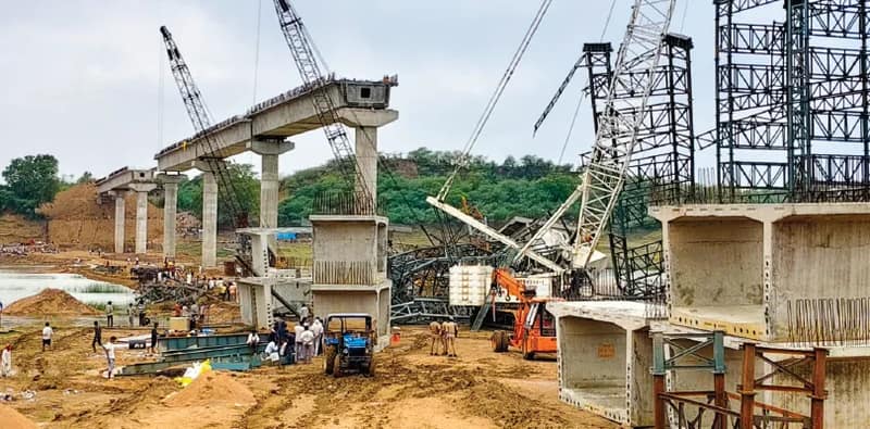 ঝড়ে ভাঙল নির্মীয়মাণ সেতু, মৃত ৬
